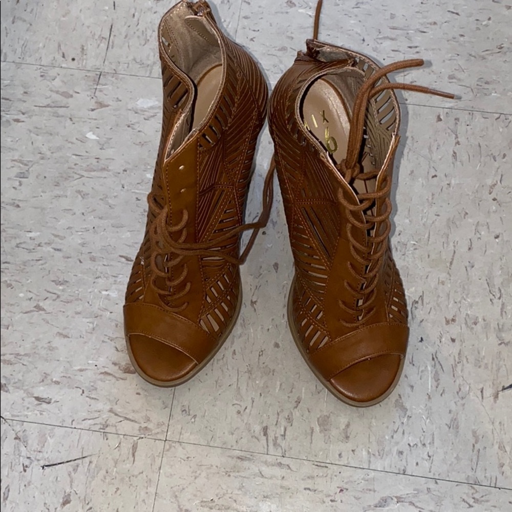 Shoes - Picture 4 of 6